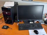 un bureau sur lequel se trouvent un ordinateur, un clavier et une souris