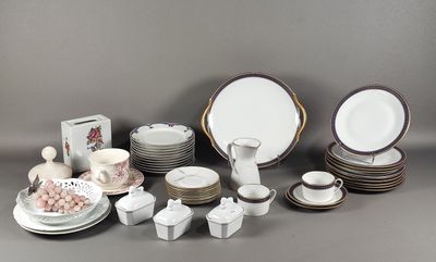 de nombreux types de plats et de tasses sur la table