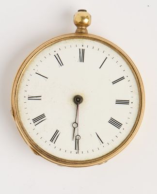 une horloge en or avec des chiffres romains sur le cadran