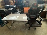 un bureau avec une chaise et une table dans une pièce