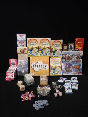un grand nombre d'objets posés sur une table