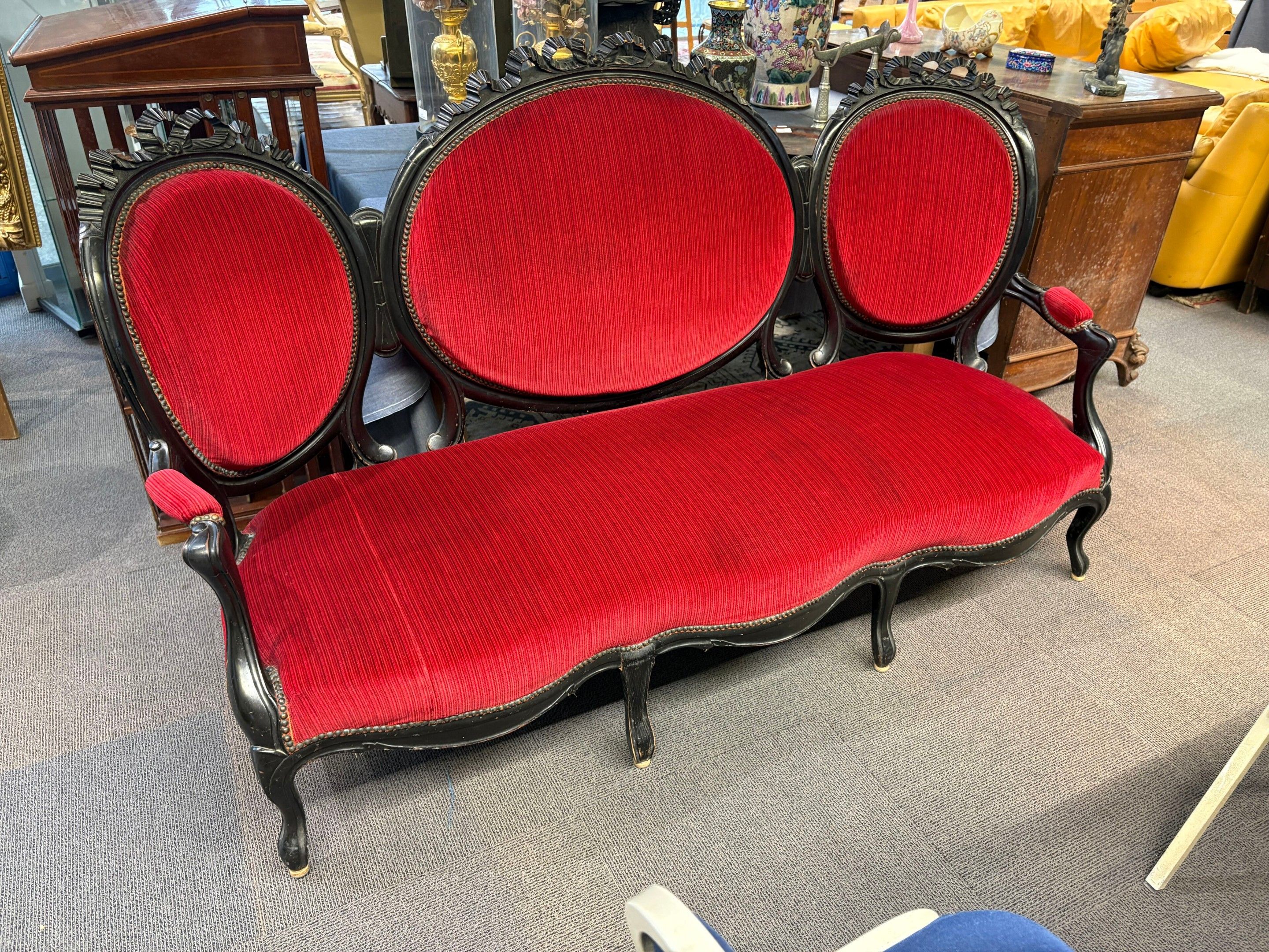 Banquette, en bois noirci et velours rouge, époque Napoléon …