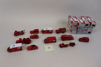 beaucoup de camions de pompiers rouges et blancs et un camion