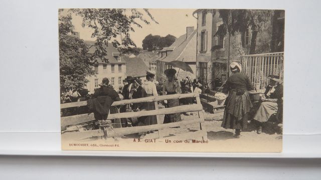 Puy-de-Dôme : Giat. Un coin du Marché. Dumousset A 9. TBE. 