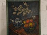 un tableau représentant un vase avec des fleurs et des fruits posé sur une table
