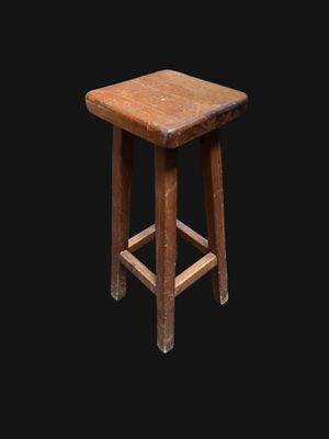 un vieux tabouret en bois sur fond noir, avec un fond noir