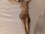 une statue de Jésus allongé sur un lit recouvert d'un drap blanc