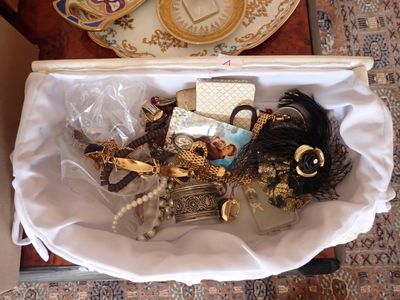 une boîte blanche remplie d'objets divers posée sur une table