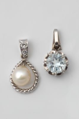 an image of a pair of pendants with pearls and diamonds