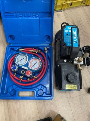 une boîte bleue contenant un tuyau bleu et deux manomètres