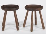 deux tabourets en bois avec des pieds en bois et une assise en bois
