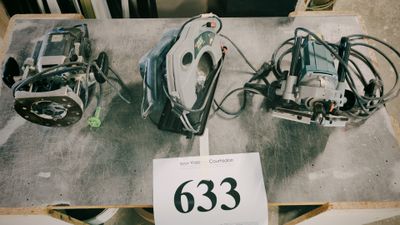 deux machines posées sur une table