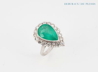 Gros plan sur une bague contenant une pierre verte