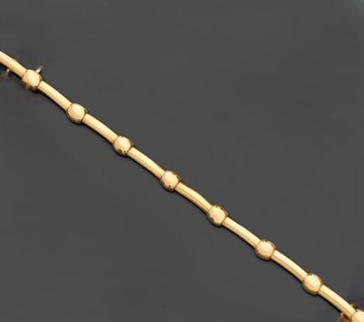 un bracelet en or orné de perles sur fond noir