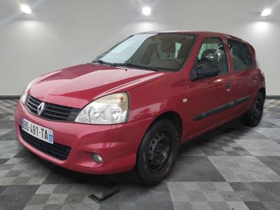 la photo d'une voiture rouge garée sur un sol en damier