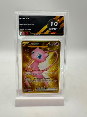 un gros plan sur une carte Pokémon rose dans une boîte transparente