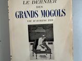 un vieux livre sur lequel figure l'image d'un homme assis au piano