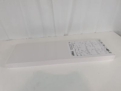 une boîte blanche sur laquelle est dessiné un motif, posée sur une table