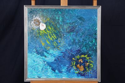 une peinture à l'huile représentant un tableau bleu et jaune posé sur un chevalet en bois