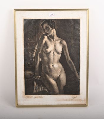 un vieux dessin en noir et blanc représentant une femme nue assise sur une chaise
