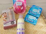 un panier contenant divers articles, notamment des brosses à dents, du dentifrice, du dentifrice et du dentifrice