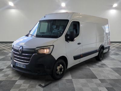 la photo d'une camionnette blanche garée dans une pièce