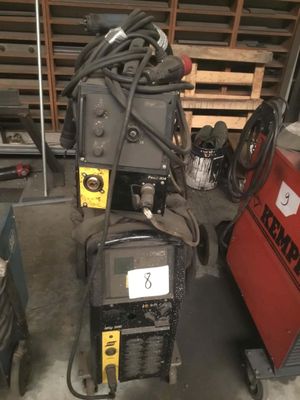 une photo montrant deux postes à souder dans un garage