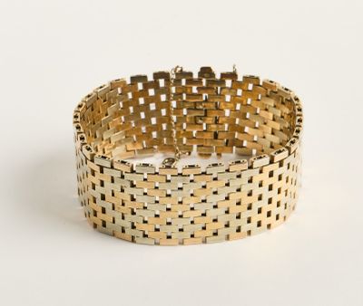 bracelet en métal doré orné de carrés sur fond blanc
