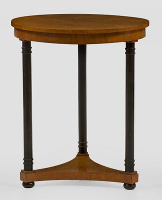 une table ronde avec un plateau en bois et des pieds noirs