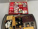 une boîte remplie de boutons et d'autres objets posée sur une table