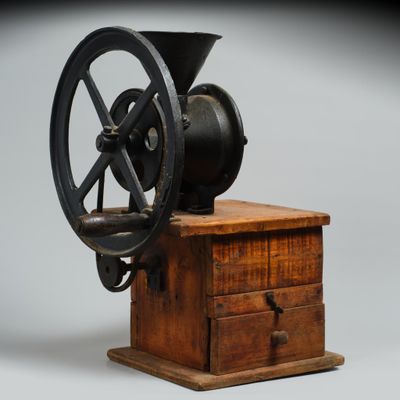 une petite machine posée sur une caisse en bois