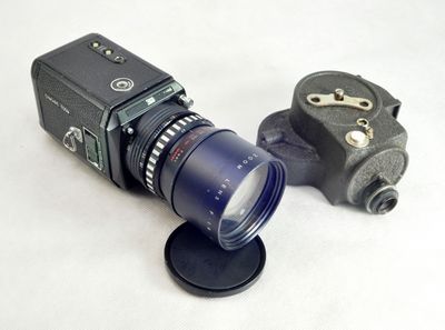 un appareil photo posé à côté d'un autre appareil photo