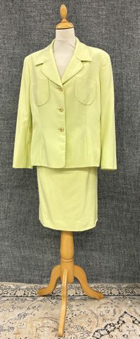 CELINE PARIS – Tailleur jupe vert anis, boutons doré. Taille : 46...