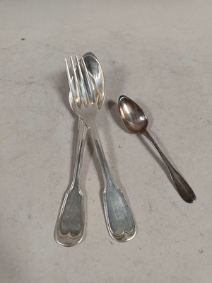 trois cuillères et deux cuillères sur une table