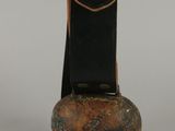 un vase marron orné d'une bande noire