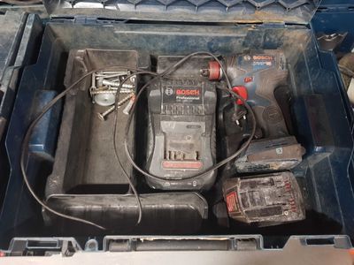 une boîte à outils avec des outils à l'intérieur sur le sol