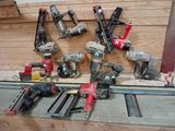 de nombreux types d'outils électriques sur la table