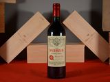 une bouteille de vin posée sur une table