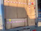 un camion dont l'arrière est rempli de cartons