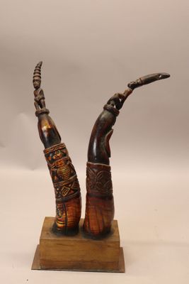 Deux cornes d'appel sculptées montées sur socle.