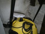 un sac jaune posé par terre