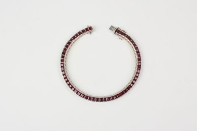 gros plan d'un bracelet sur une surface blanche
