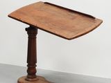 une petite table en bois avec un plateau et un piètement en bois