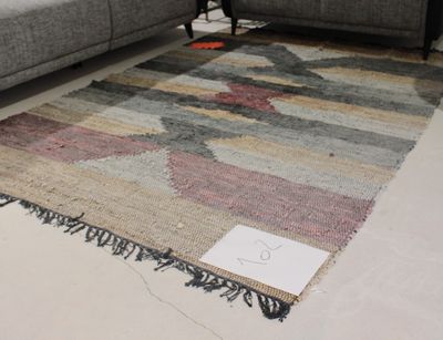 un tapis sur le sol d'un salon