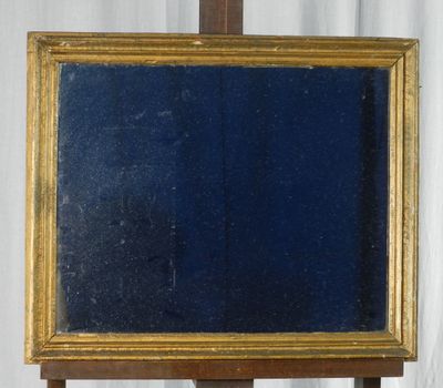 un miroir posé sur un socle en bois, avec un fond bleu