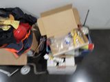 un chariot avec une boîte contenant des objets posée par terre
