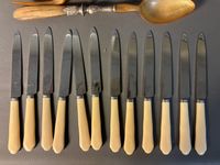 Lot d'argenterie comprenant : Couverts à salade en corne et … (photo 4)