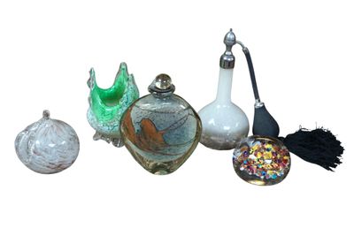 de nombreux petits objets en verre posés sur une table