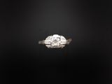 gros plan d'une bague en diamant sur fond noir