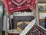 de nombreux tapis posés sur une étagère dans une pièce